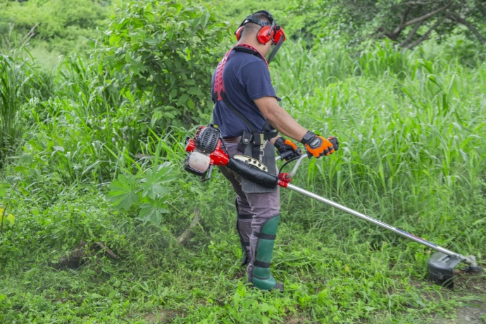 Operador de AgroPlus Ecuador usando desmalezadora para limpieza de jardines de fincas